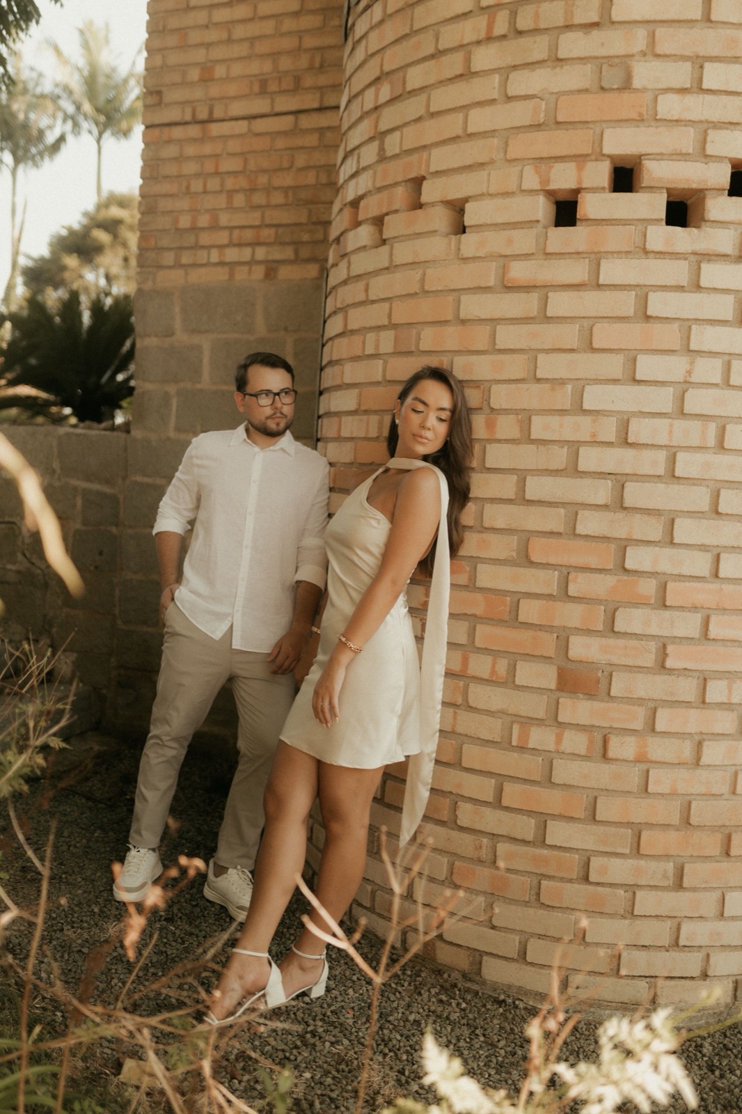 Melissa y Andrés junto al muro de ladrillo