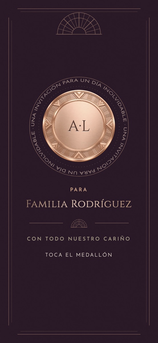 Diseño gala: medallón dorado sobre terciopelo negro
