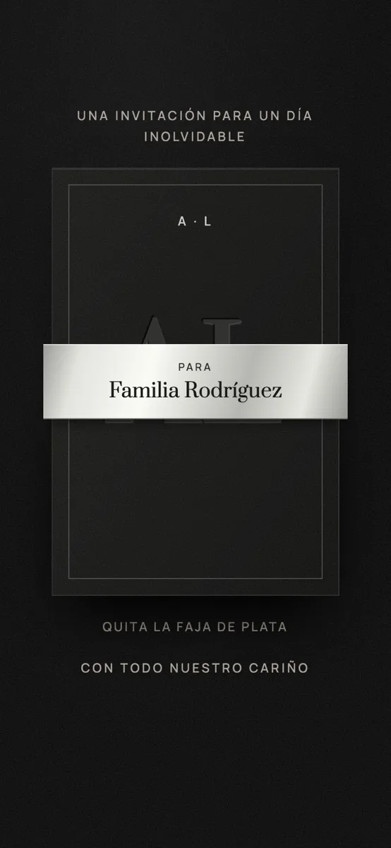 Diseño noir: tarjeta negra con monograma en relieve y faja de plata