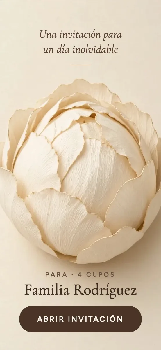 Pétalo design: closed ivory paper bud with the invited family and the open button