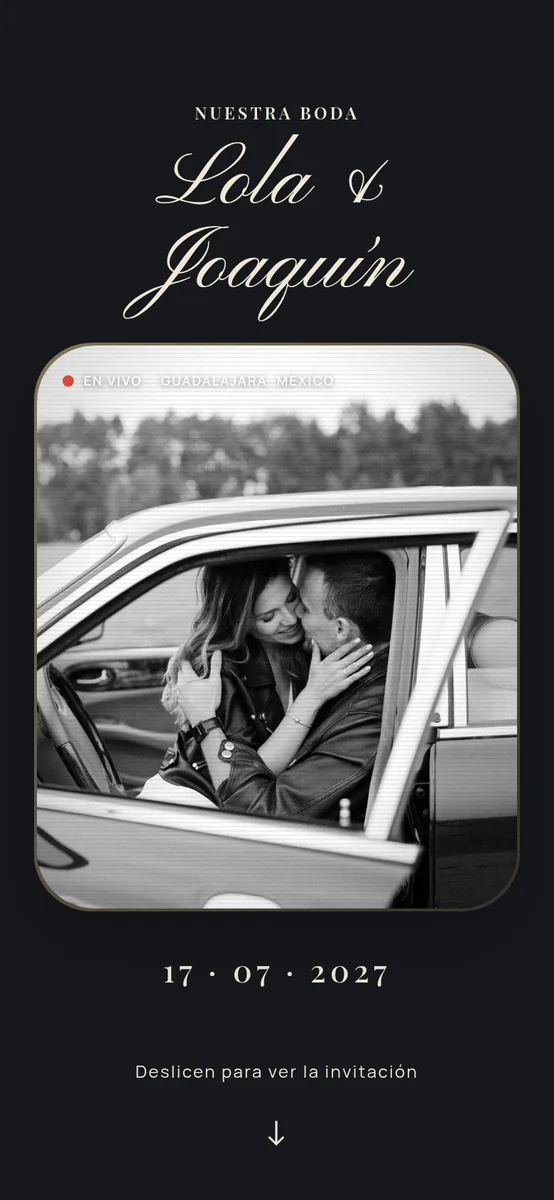 Diseño señal: portada con la foto de la pareja en un marco de pantalla y los nombres en caligrafía