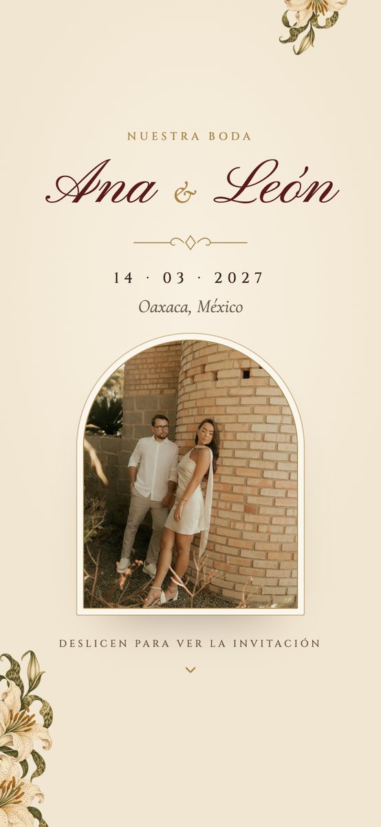 Lirios design: cover with the names in calligraphy and the couple’s photo in an arch