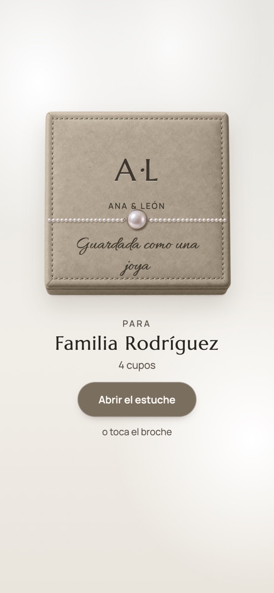 Diseño nácar: estuche de ante cerrado con un hilo de perlas