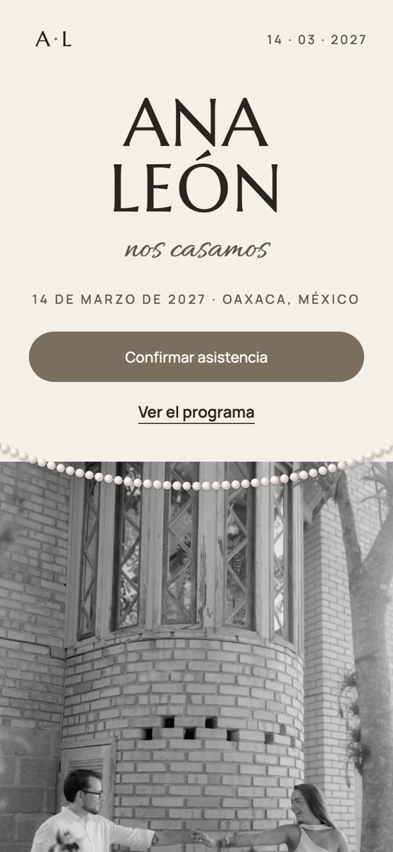 Diseño nácar: portada con los nombres en mayúsculas y foto en blanco y negro