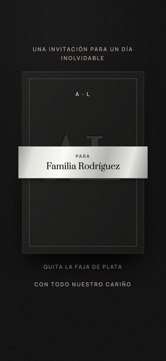 Diseño noir: tarjeta negra con monograma en relieve y faja de plata
