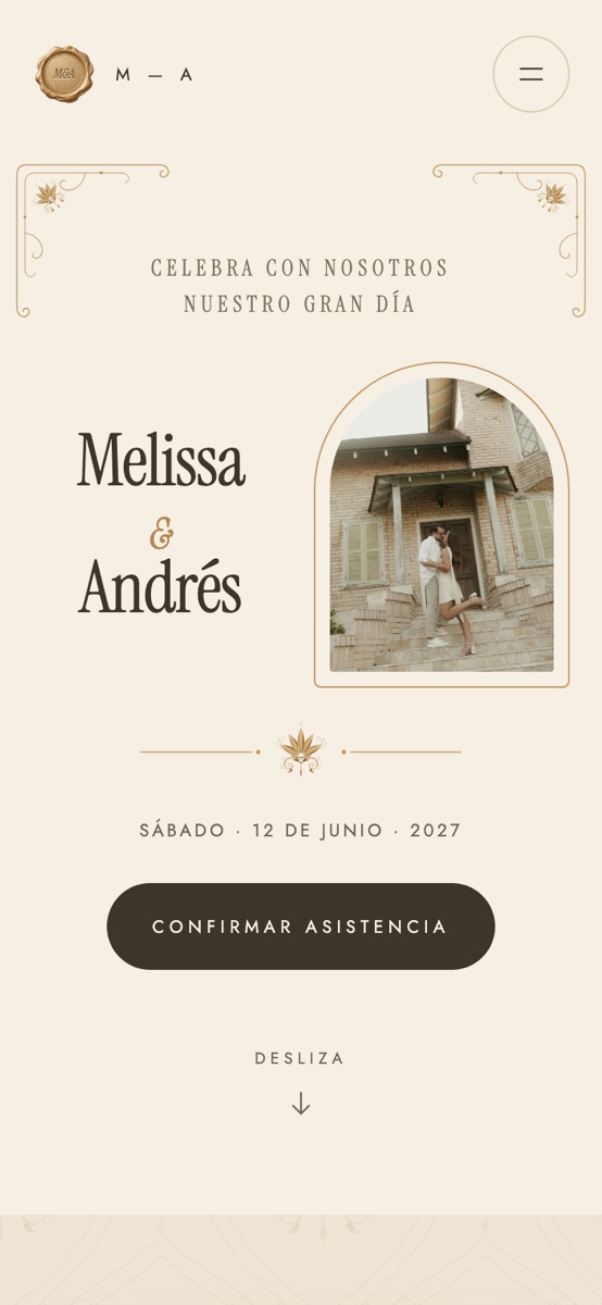 Romántico abierta: portada con los nombres, la foto en arco y la fecha
